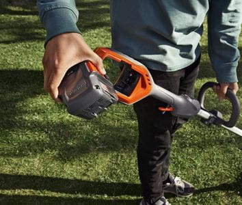 HUSQVARNA 215iL with B70 Battery and C80 Charger