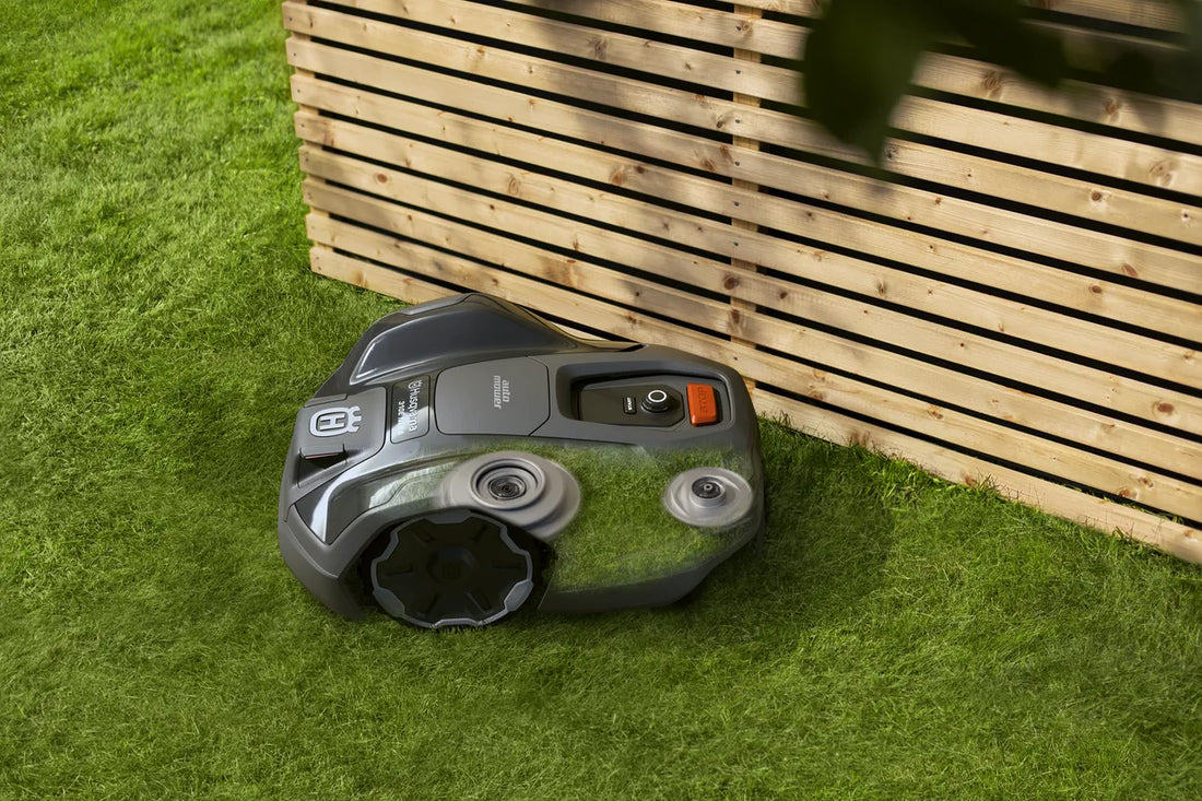 Husqvarna Automower® 305E NERA (600 m²)
