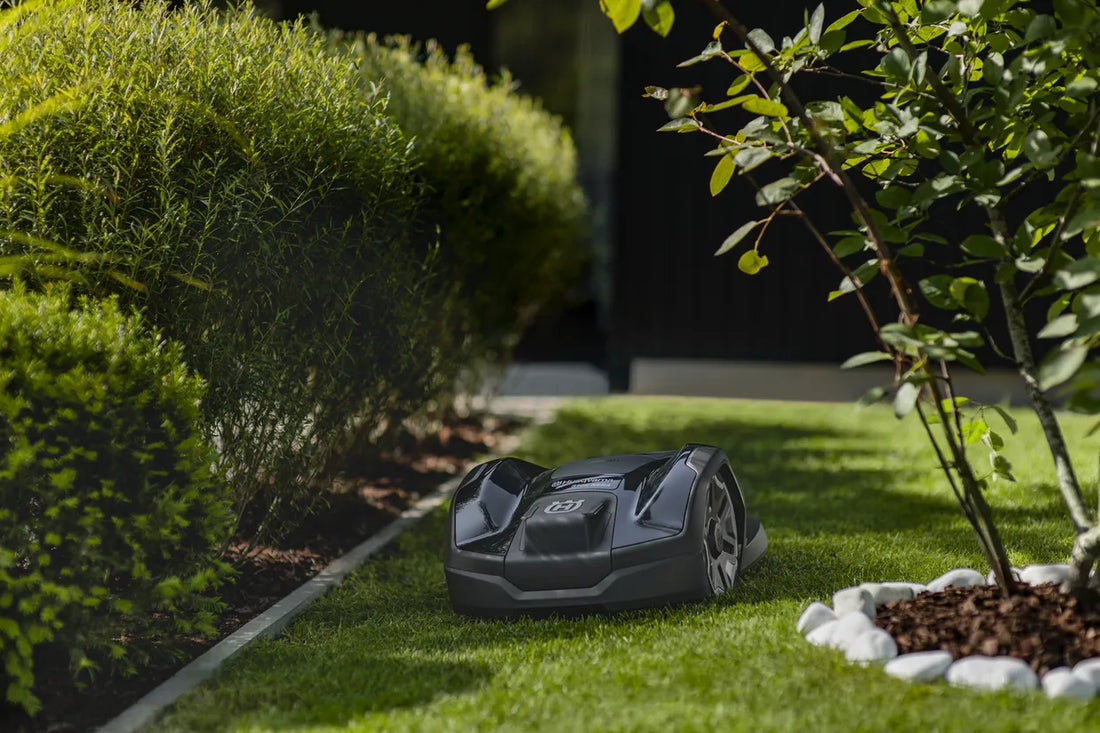 Husqvarna Automower® 305E NERA (600 m²)